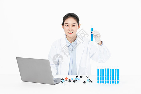 女性科研人员研究化学分子结构图片