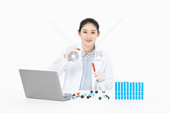 女性科研人员研究化学分子结构图片