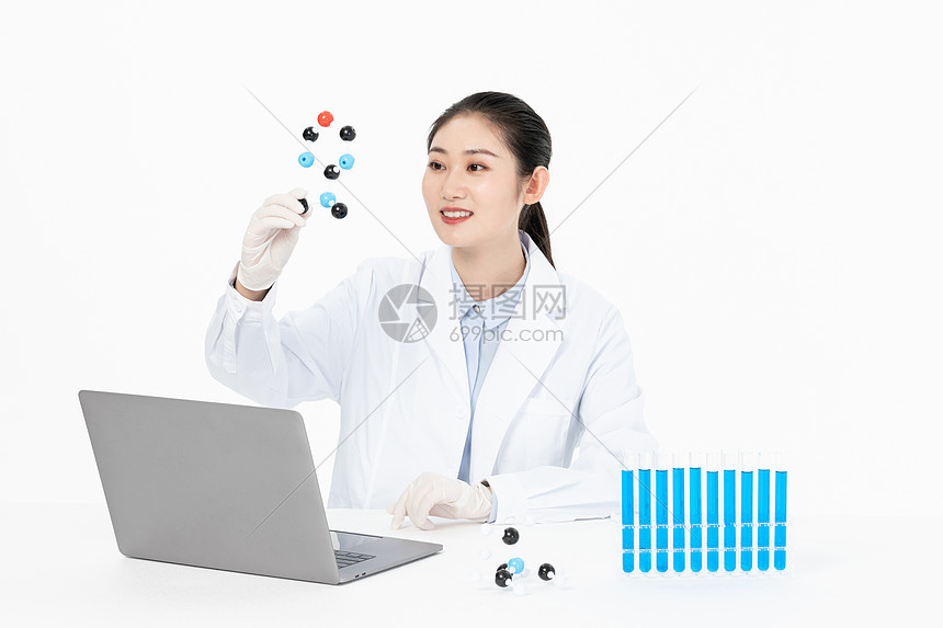 女性化学家研究分子结构图片