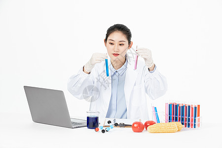 女性生物学家研究食物转基因技术图片