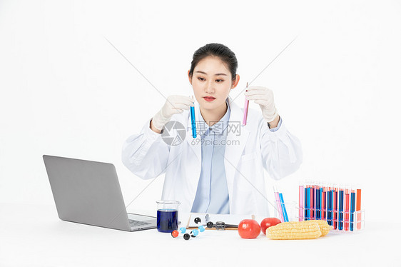 女性生物学家研究食物转基因技术图片