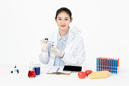 女性生物学家研究食物营养成分图片