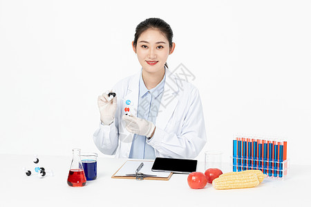 女性生物学家研究食物营养成分图片