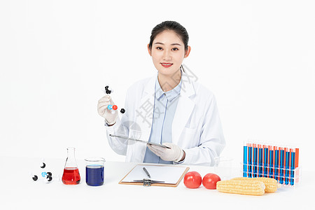 女性生物学家研究食物营养成分图片