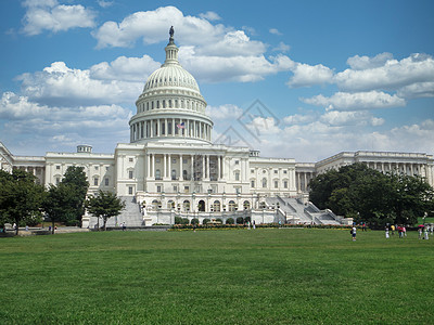 美国冬青蓝天白云下的白宫风景背景
