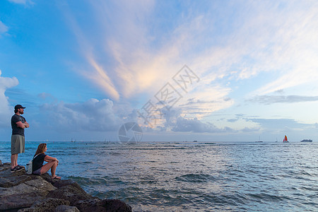 情侣浪漫游美国夏威夷檀香山威基基海滩日落背景