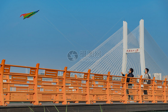 春末夏初武汉汉口江滩放风筝图片