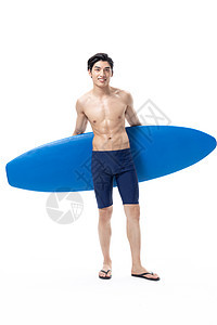青年泳装男性玩冲浪板图片