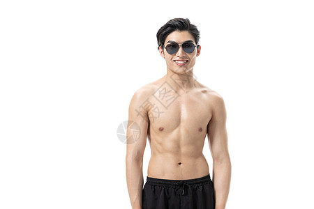 青年男性泳装戴墨镜图片