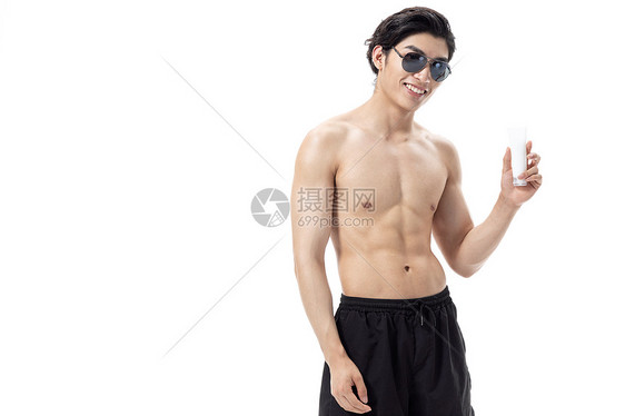 青年夏日泳装男性涂防晒图片
