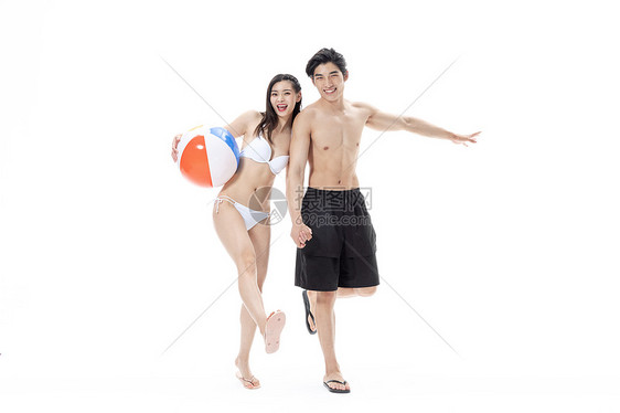 夏日泳装情侣拿着沙滩排球图片