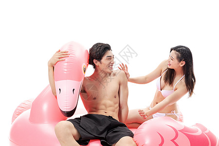 夏日泳装情侣坐在火烈鸟上图片