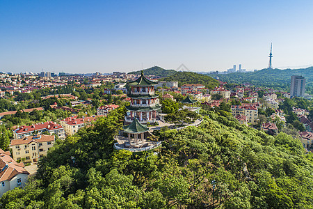 航拍初夏绿色环绕的小鱼山图片