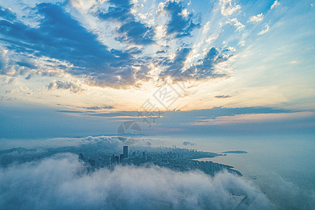 航拍清晨云雾之中的城市青岛图片