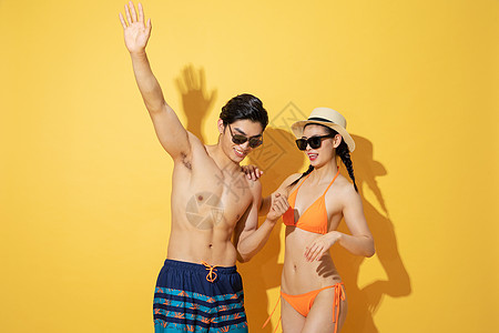 夏日泳装情侣带着墨镜图片