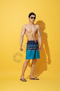 夏日泳装男性戴着墨镜图片