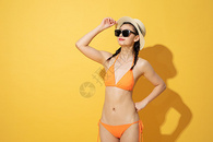 夏日泳装美女戴着墨镜图片