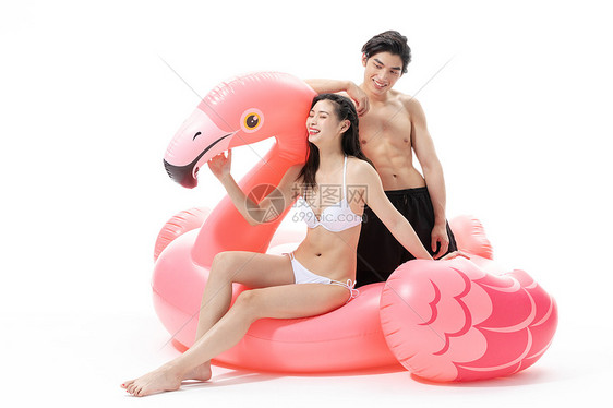 夏日泳装情侣坐在火烈鸟上图片