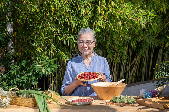 端午节户外奶奶包粽子图片