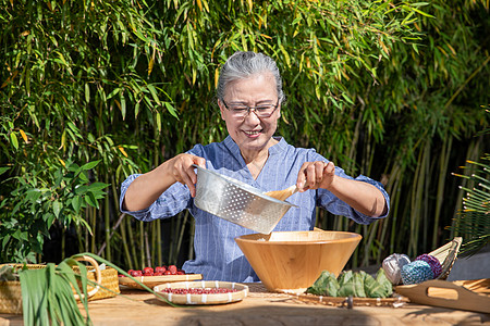 端午节户外奶奶包粽子图片