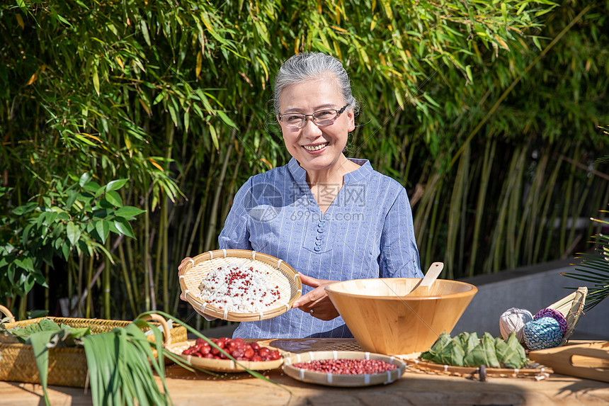 端午节户外奶奶包粽子图片