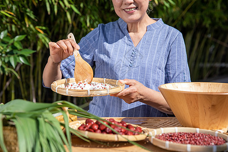 端午节户外奶奶包粽子图片