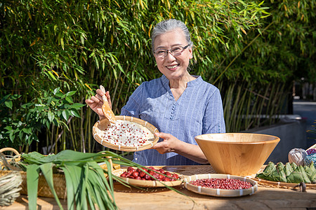 端午节户外奶奶包粽子背景图片