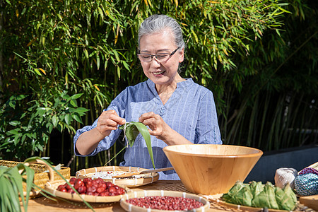 端午节做粽子端午节户外奶奶包粽子背景