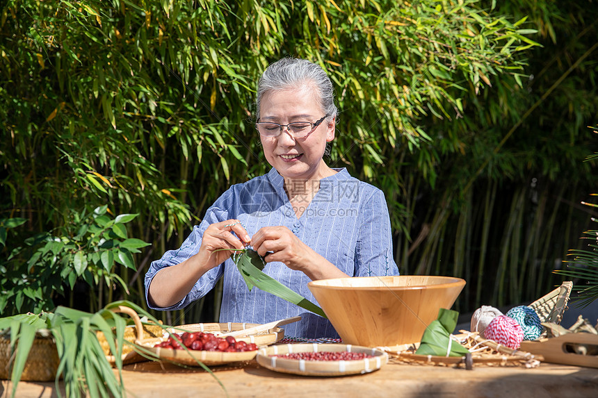 端午节奶奶户外包粽子图片