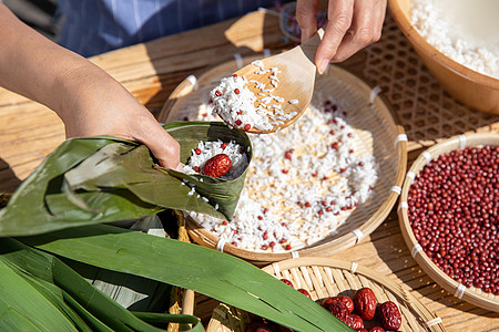 端午节户外奶奶包粽子特写图片