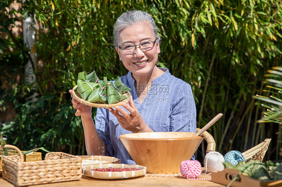 端午节奶奶户外包粽子图片