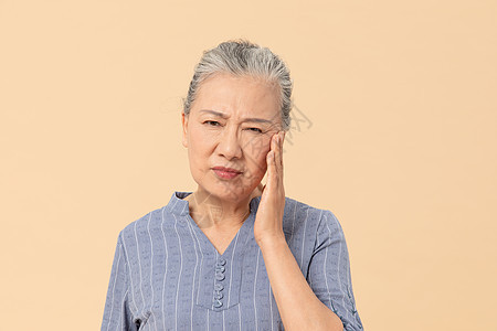 老年女性生气烦恼图片