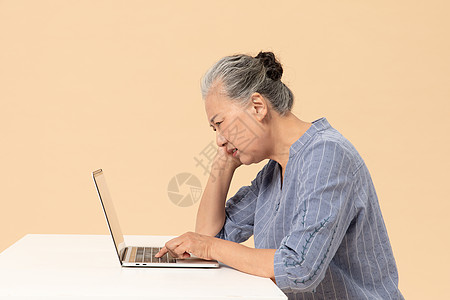 老年女性用笔记本电脑烦恼图片