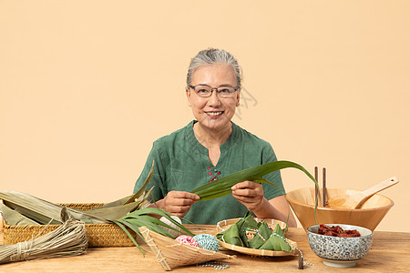 端午节奶奶包粽子图片