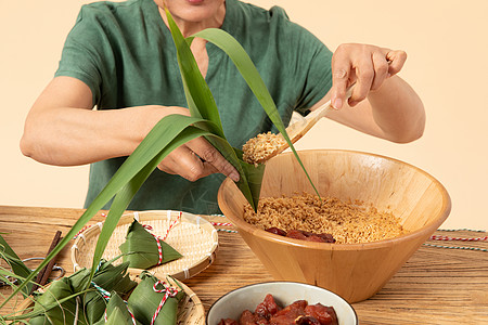 端午节奶奶包粽子特写图片