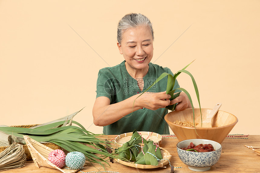 ‘~端午节奶奶包粽子  ~’ 的图片