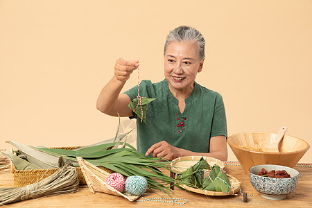 端午节奶奶包粽子图片