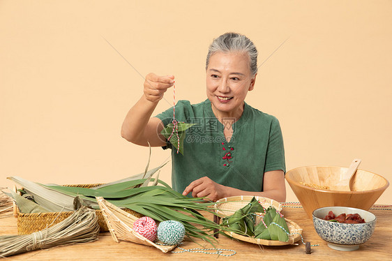 端午节奶奶包粽子图片