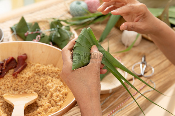 端午节包粽子特写图片