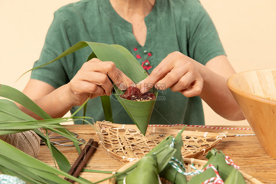 端午节奶奶包粽子特写图片