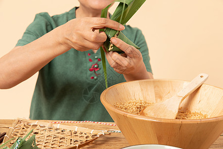 端午节奶奶包粽子特写背景图片