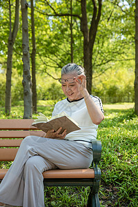 老年女性户外公园看书图片