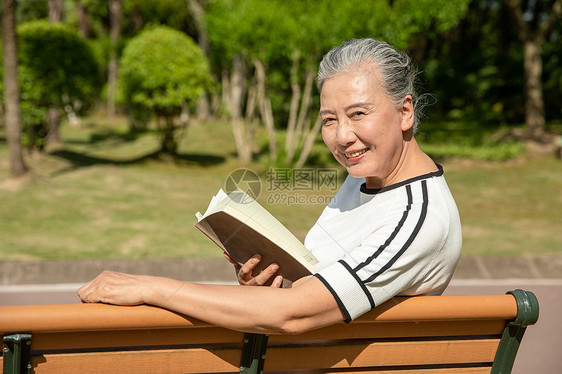 老年女性户外公园看书图片