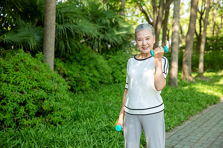 老年女性户外公园哑铃运动图片