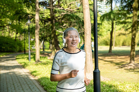 老年女性户外公园跑步听音乐图片