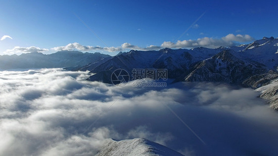 云海中的中国山脉图片