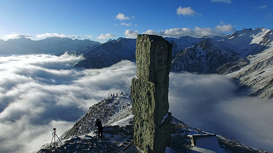 云海中的雪山图片