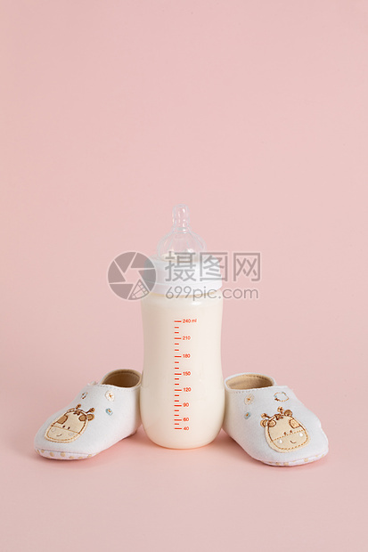 新生儿奶瓶和宝宝鞋图片
