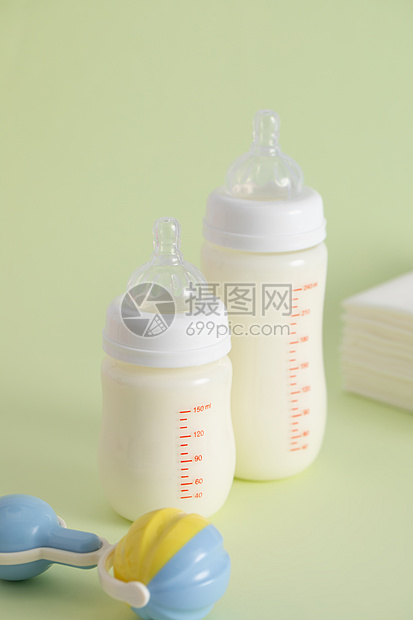 新生儿奶瓶和婴儿玩具图片