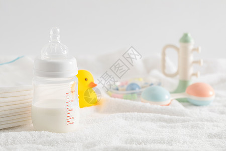婴儿吐奶新生儿奶瓶和玩具背景